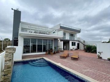 Ballenita, espectacular conjunto multifamiliar moderno con vista al mar.