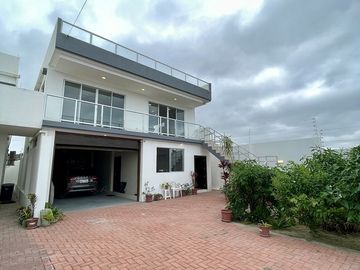 Ballenita, espectacular conjunto multifamiliar moderno con vista al mar.