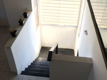 BURZACO:CASA EN EXC ESTADO , ESTILO MODERNO MINIMALISTA, 3 DORMITORIOS, GARAGE, FOND