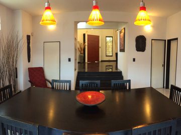 BURZACO:CASA EN EXC ESTADO , ESTILO MODERNO MINIMALISTA, 3 DORMITORIOS, GARAGE, FOND