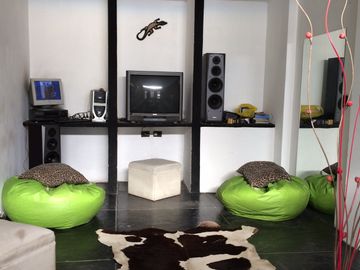 BURZACO:CASA EN EXC ESTADO , ESTILO MODERNO MINIMALISTA, 3 DORMITORIOS, GARAGE, FOND
