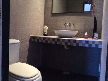 BURZACO:CASA EN EXC ESTADO , ESTILO MODERNO MINIMALISTA, 3 DORMITORIOS, GARAGE, FOND