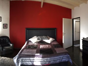 BURZACO:CASA EN EXC ESTADO , ESTILO MODERNO MINIMALISTA, 3 DORMITORIOS, GARAGE, FOND