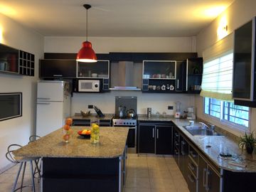 BURZACO:CASA EN EXC ESTADO , ESTILO MODERNO MINIMALISTA, 3 DORMITORIOS, GARAGE, FOND