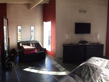 BURZACO:CASA EN EXC ESTADO , ESTILO MODERNO MINIMALISTA, 3 DORMITORIOS, GARAGE, FOND