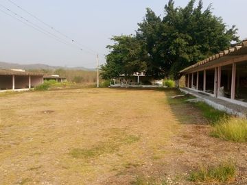 SE VENDE AMPLIO TERRENO COMERCIAL!!