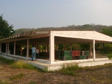 SE VENDE AMPLIO TERRENO COMERCIAL!!