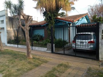 VENTA. MORON. CHALET 4 AMB CON GRAN FONDO LIBRE