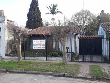 VENTA. MORON. CHALET 4 AMB CON GRAN FONDO LIBRE