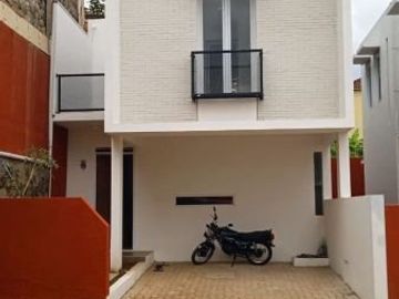 Dekat Pusat Kota Bandung Rumah 2LT TERBATAS di Cikutra Cicaheum 1.8Man