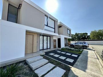 CASA DE DOS PISOS EN URB PRIVADA EN PORTOVIEJO, NORTE