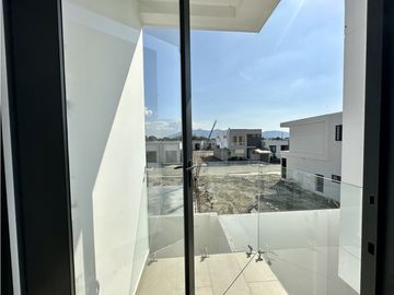 CASA DE DOS PISOS EN URB PRIVADA EN PORTOVIEJO, NORTE