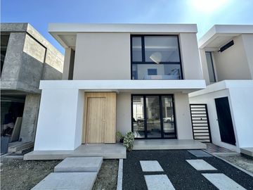CASA DE DOS PISOS EN URB PRIVADA EN PORTOVIEJO, NORTE