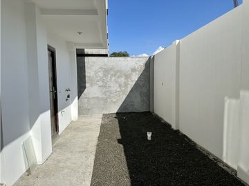CASA DE DOS PISOS EN URB PRIVADA EN PORTOVIEJO, NORTE