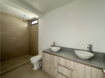 CASA DE DOS PISOS EN URB PRIVADA EN PORTOVIEJO, NORTE
