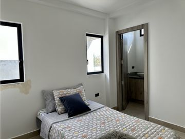 CASA DE DOS PISOS EN URB PRIVADA EN PORTOVIEJO, NORTE