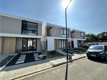 CASA DE DOS PISOS EN URB PRIVADA EN PORTOVIEJO, NORTE