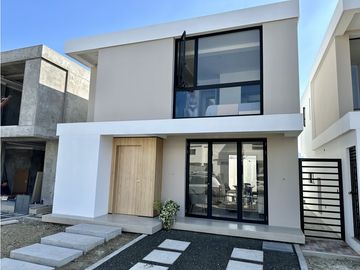 CASA DE DOS PISOS EN URB PRIVADA EN PORTOVIEJO, NORTE