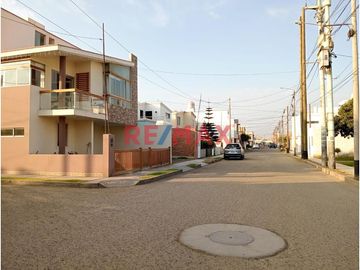 Venta de casa con amplio terreno dentro de condominio Sol de Las Delicias I en Moche,
Ubicado cerca de la playa de las Delicias, Plaza de Armas de Mo