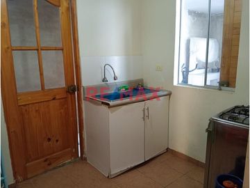 Venta de casa con amplio terreno dentro de condominio Sol de Las Delicias I en Moche,
Ubicado cerca de la playa de las Delicias, Plaza de Armas de Mo