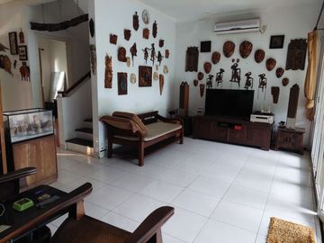Rumah Siap Huni Halaman Belakang Luas Di Emerald Bintaro - Dv 6130 Br