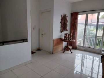 Rumah Siap Huni Halaman Belakang Luas Di Emerald Bintaro - Dv 6130 Br