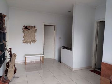Rumah Siap Huni Halaman Belakang Luas Di Emerald Bintaro - Dv 6130 Br