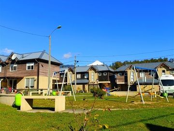 Amplia casa en venta 4D/3B Los Robles II, Pucón