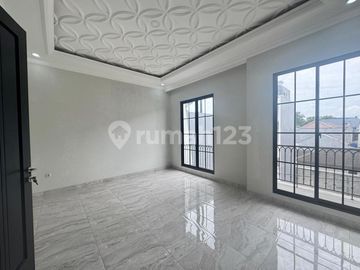 Brand New Rumah American Classic 3,5 Lantai di Jagakarsa