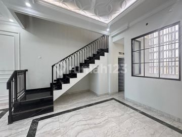 Brand New Rumah American Classic 3,5 Lantai di Jagakarsa