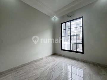 Brand New Rumah American Classic 3,5 Lantai di Jagakarsa