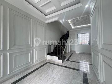 Brand New Rumah American Classic 3,5 Lantai di Jagakarsa