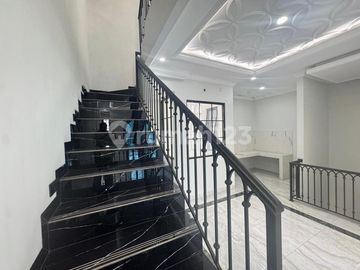 Brand New Rumah American Classic 3,5 Lantai di Jagakarsa