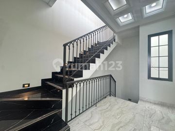 Brand New Rumah American Classic 3,5 Lantai di Jagakarsa