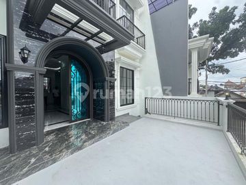 Brand New Rumah American Classic 3,5 Lantai di Jagakarsa