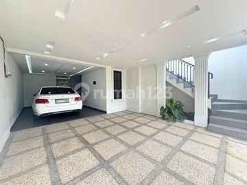 Brand New Rumah American Classic 3,5 Lantai di Jagakarsa