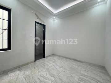 Brand New Rumah American Classic 3,5 Lantai di Jagakarsa
