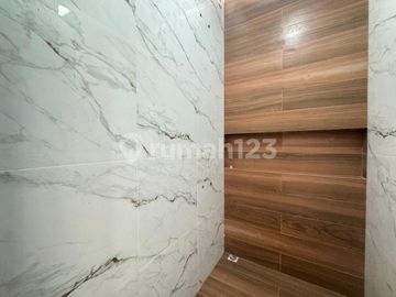 Brand New Rumah American Classic 3,5 Lantai di Jagakarsa