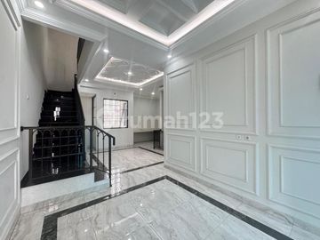 Brand New Rumah American Classic 3,5 Lantai di Jagakarsa
