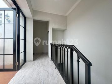 Brand New Rumah American Classic 3,5 Lantai di Jagakarsa