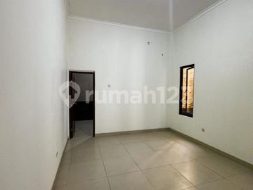 Dijual Cepat B U Rumah 2,5 Lantai Siap Huni di Kencana Loka