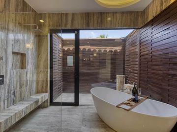 Casa con jardín, alberca privada, Jacuzzi y Terraza, Puerto Los Cabos, Venta, Sa