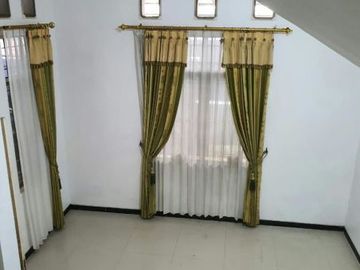 Rumah 2 Lantai Lebak Listrik 2200w, hadap barat