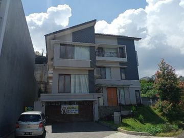 Jual.rumah lux di resort dago pakar bandunh