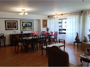 ¡OPORTUNIDAD ÚNICA EN MIRAFLORES!
Venta de Departamento en una ubicación privilegiada de Miraflores. Este encantador hogar, totalmente confortable co
