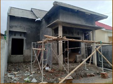 Rumah Modern Di Lingkungan Penduduk Ngawen