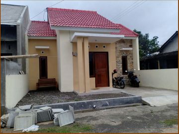 Rumah Modern Di Lingkungan Penduduk Ngawen