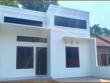 Rumah Modern Di Lingkungan Penduduk Ngawen