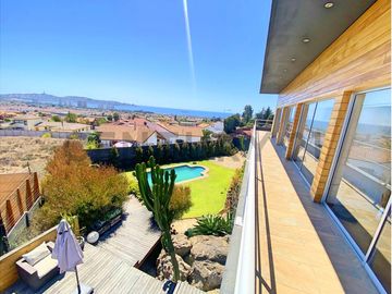 Se vende casa con excelente vista en Peñuelas.