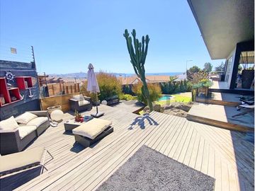 Se vende casa con excelente vista en Peñuelas.